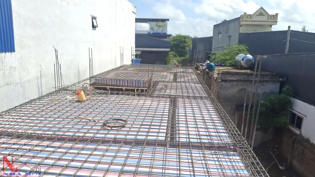 Giám sát thi công sắt thép mái biệt thự 2 tầng mái thái